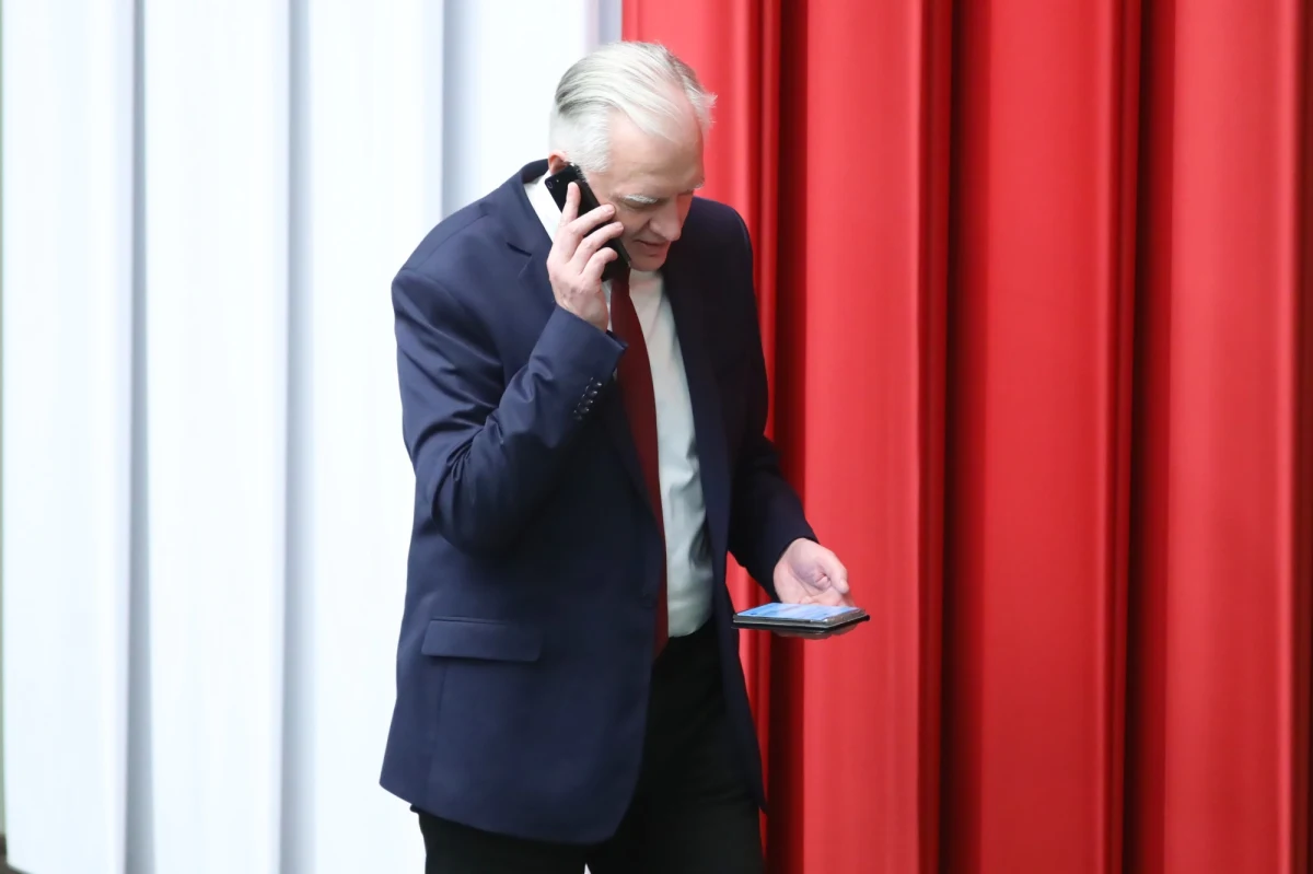 "Jarosław Gowin na premiera; tylko w taki sposób można odsunąć PiS od władzy" - oświadczył wicemarszałek Senatu Bogdan Borusewicz (KO). Stwierdził, że PiS to partia, która nie liczy się z "ograniczeniami, które na polityków nakłada epidemia".