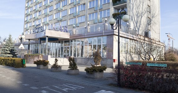 W hotelu Ikar w Poznaniu, należącym do Polskiego Holdingu Hotelowego, ruszyło pierwsze izolatorium w kraju. Będą tam przebywały osoby oczekujące na wynik testu na obecność wirusa SARS-CoV-2 lub chorzy na COVID-19 z łagodnym przebiegiem choroby. Do dyspozycji pacjentów oddane zostały 164 pokoje.