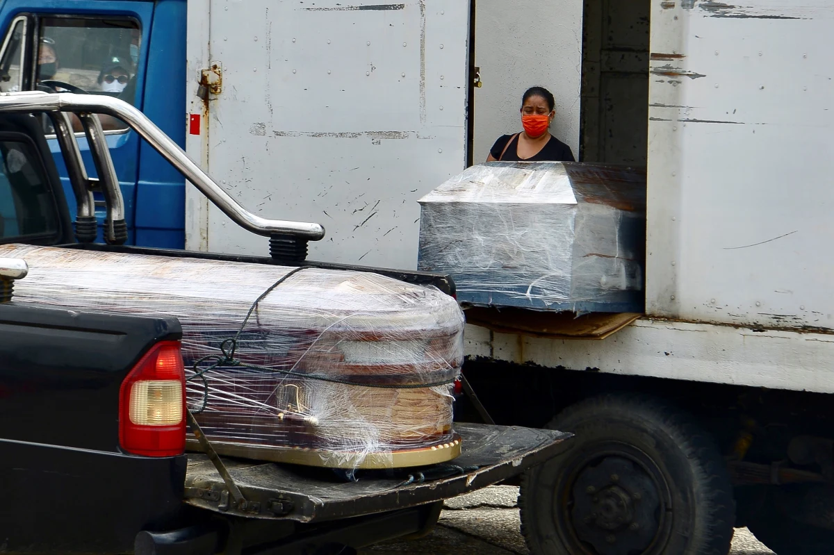 W Guayaquil, jednym z najciężej dotkniętych epidemią miast per capita, system opieki zdrowotnej i domy pogrzebowe są przeciążone od granic możliwości. Ciała zmarłych leżą na ulicach i w domach i nie są przez nikogo odbierane przez wiele dni - informują media.
