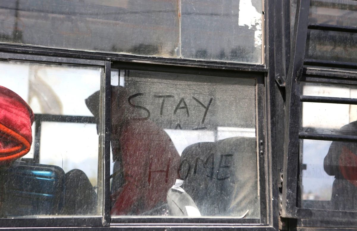 Policja aresztowała pięciu mężczyzn, którzy złamali zakaz podróży podczas 21-dniowej ogólnokrajowej kwarantanny. Aby dostać się do rodzinnej wioski, upozorowali śmierć jednego z nich i przekonali władze do zabrania ciała karetką - podała agencja PTI.