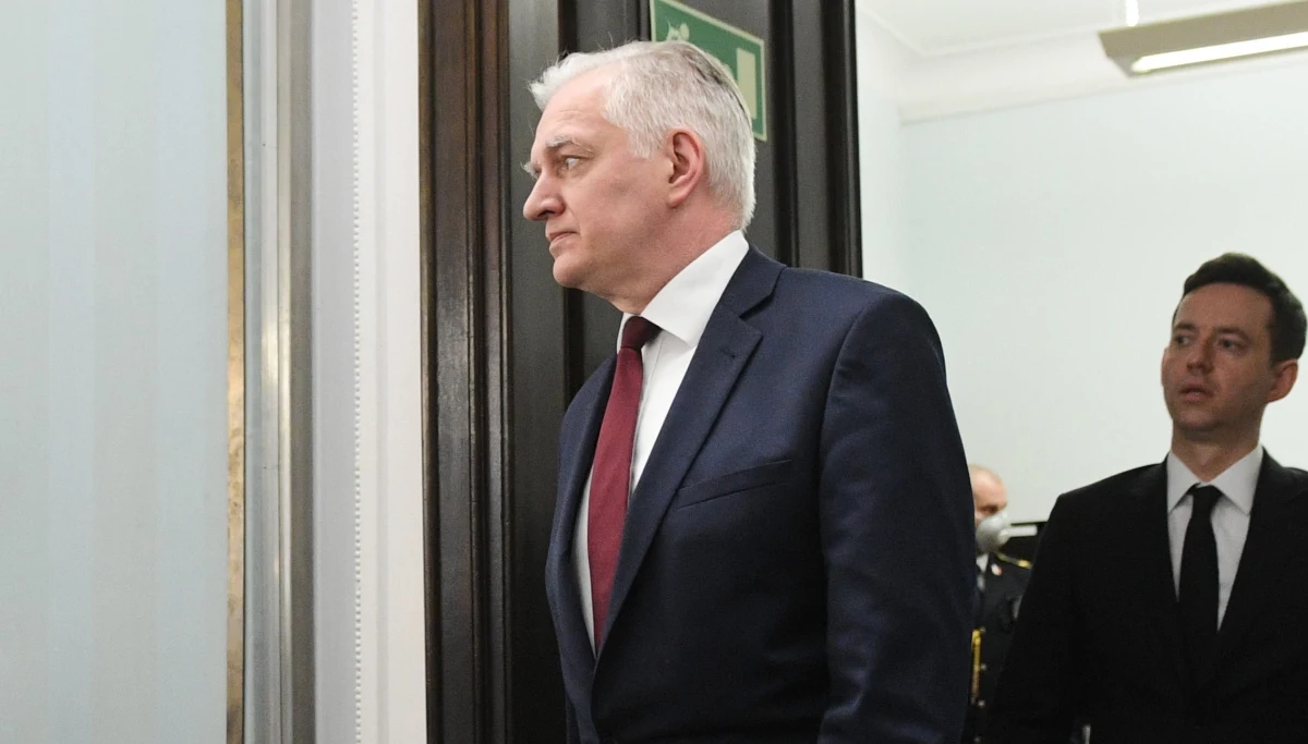 Propozycja zmiany konstytucji, przedstawiona przez Jarosława Gowina jako "wybór za życiem lub śmiercią" jest jednym z najgorszych pomysłów, jakie może realizować kraj zmagający się z epidemią. W istocie chodzi bowiem o przeprowadzenie 10 maja wyborów, a następnie uznanie, że były "bezskuteczne" i niezależnie od ich wyniku - przedłużenie w czerwcu o dwa lata kadencji Andrzeja Dudy.