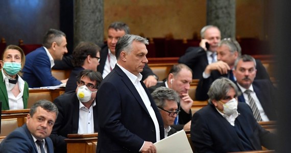 Premier Węgier Viktor Orban oznajmił w piątek w liście do sekretarza generalnego Europejskiej Partii Ludowej (EPL) Antonio Lopeza-Isturiza White’a, że nie ma czasu na "fantazjowanie o intencjach innych krajów", ale jest gotów do dyskusji po zakończeniu pandemii.