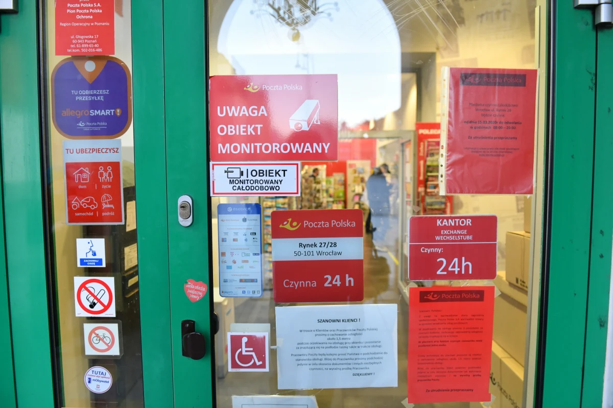 Główny Inspektorat Sanitarny przypomina, że przesyłki nadane do osób przebywających na kwarantannie zaczekają na poczcie do czasu zakończenia izolacji. Przekazy pieniężne zawierające renty i emerytury dotrą do odbiorców w specjalnej kopercie.