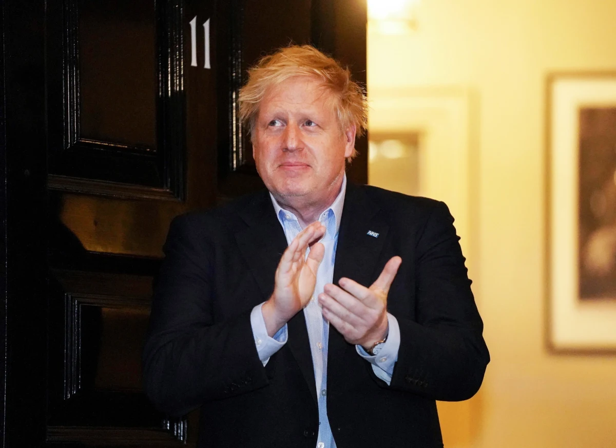 Brytyjski premier Boris Johnson poinformował w piątek, że czuje się lepiej, ale pozostanie jeszcze w izolacji z powodu zakażenia koronawirusem.