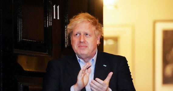 Brytyjski premier Boris Johnson poinformował w piątek, że czuje się lepiej, ale pozostanie jeszcze w izolacji z powodu zakażenia koronawirusem.