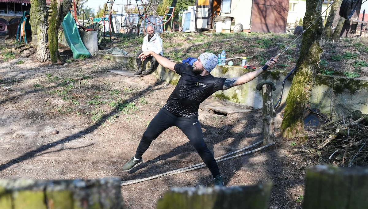 Wielu naszych sportowców po powrocie do kraju z zagranicznych zgrupowań musiało przejść kwarantannę. Oryginalnie ten czas wykorzystali oszczepnik Marcin Krukowski oraz jego ojciec i trener Michał Krukowski. W okolicach Serocku powstało wyjątkowe centrum treningowe.