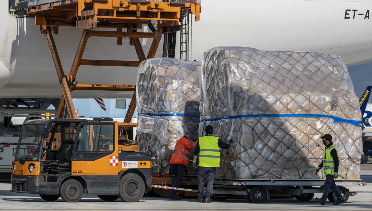 W związku z epidemią Covid-19 Ukraina wyśle do Włoch pomoc humanitarną w postaci ekipy medycznej - stanowi dekret podpisany przez ukraińskiego prezydenta Wołodymyra Zełenskiego. Biuro prezydenta poinformowało, że pomoc obejmie też dostawę spirytusu.