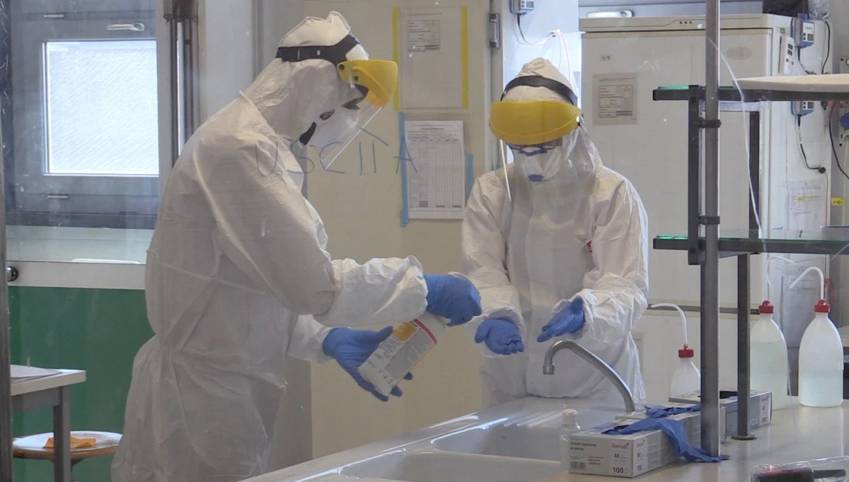 766 osób zakażonych koronawirusem zmarło w ciągu minionej doby we Włoszech - poinformowano w Rzymie na konferencji Obrony Cywilnej. Liczba zmarłych od początku kryzysu w tym kraju wyniosła tym samym 14 681. We Włoszech potwierdzono około 120 tys. przypadków zakażeń. 