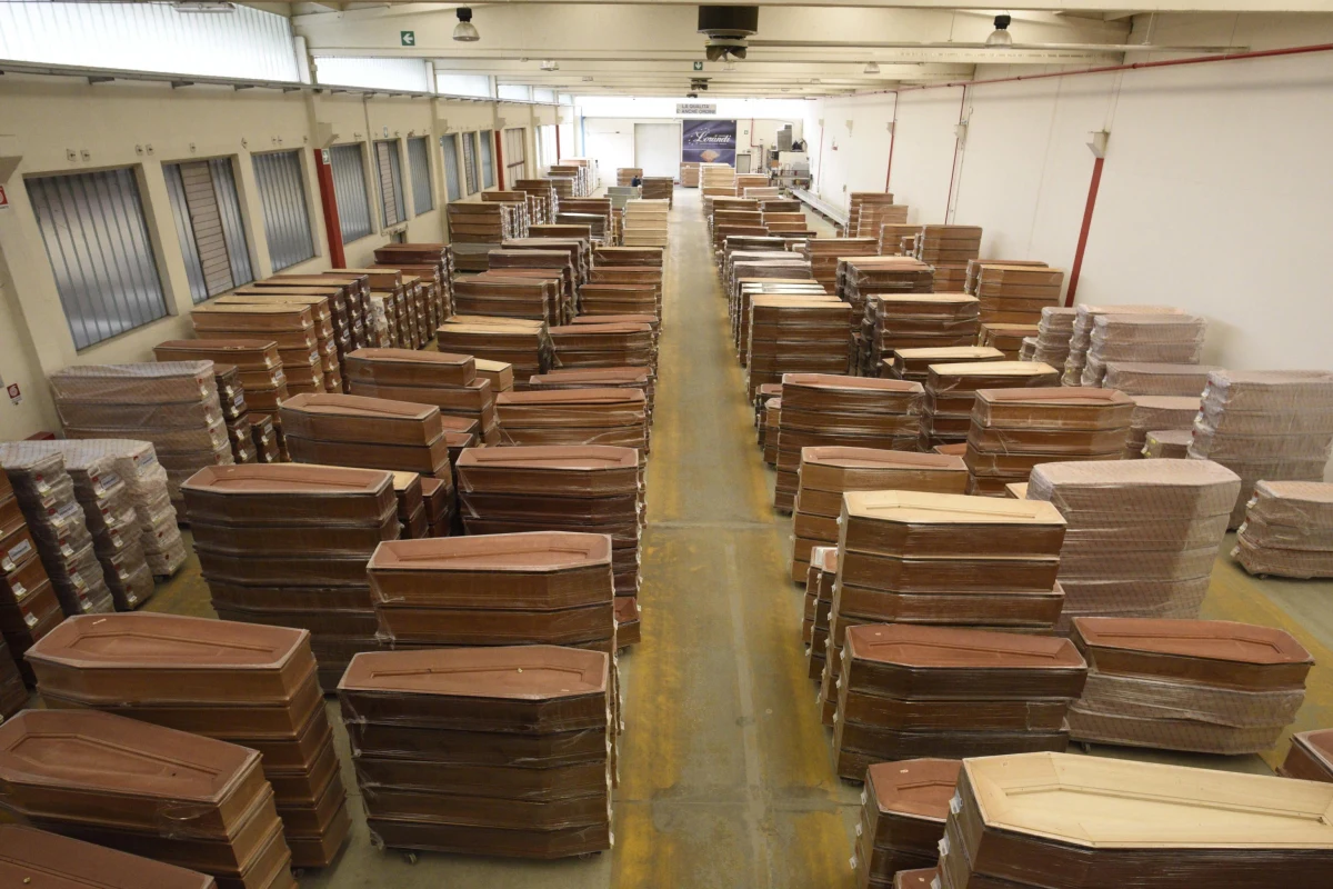 Ministerstwo Zdrowia uregulowało zasady postępowania ze zwłokami osób zmarłych na COVID-19. Zmienione rozporządzenie w sprawie postępowania ze zwłokami i szczątkami ludzkimi opublikowano w piątek w Dzienniku Ustaw.
