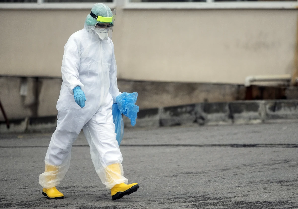 Koronawirus nie minie latem, ale "to nie jest tunel bez końca, wyjdziemy z niego"- powiedziała w piątek włoska wirusolog Ilaria Capua. Jej zdaniem obecna pandemia to zjawisko o "epokowym zasięgu".