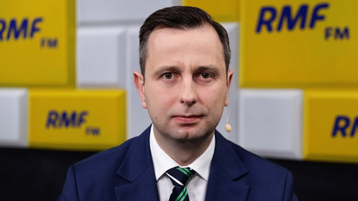 "Politycy mówią za dużo o wyborach. To martwi tych, którzy myślą o swoich rodzinach. Trzeba uzmysłowić rządzącym, że najważniejsze jest dzisiaj zdrowie, życie, walka z wirusem. Za dużo czasu poświęcają na gierki, hocki, klocki polityczne" – mówił Władysław Kosiniak-Kamysz, Gość Krzysztofa Ziemca w RMF FM. Prezes Polskiego Stronnictwa Ludowego uważa, że "trzeba szybko podjąć decyzję, że wprowadzamy stan klęski żywiołowej i budujemy nową tarczę antykryzysową”. Jego zdaniem ta obecna - nie działa. "Zgłaszamy propozycję dobrowolnego ZUS-u, uruchomiamy fundusz płynności Banku Gospodarstwa Krajowego, bo firmy nie mają pieniędzy, dajemy minimalną pensję, wprowadzamy pakiet rozwiązań rolniczych" – wylicza poprawki Koalicji Polskiej szef ludowców. 