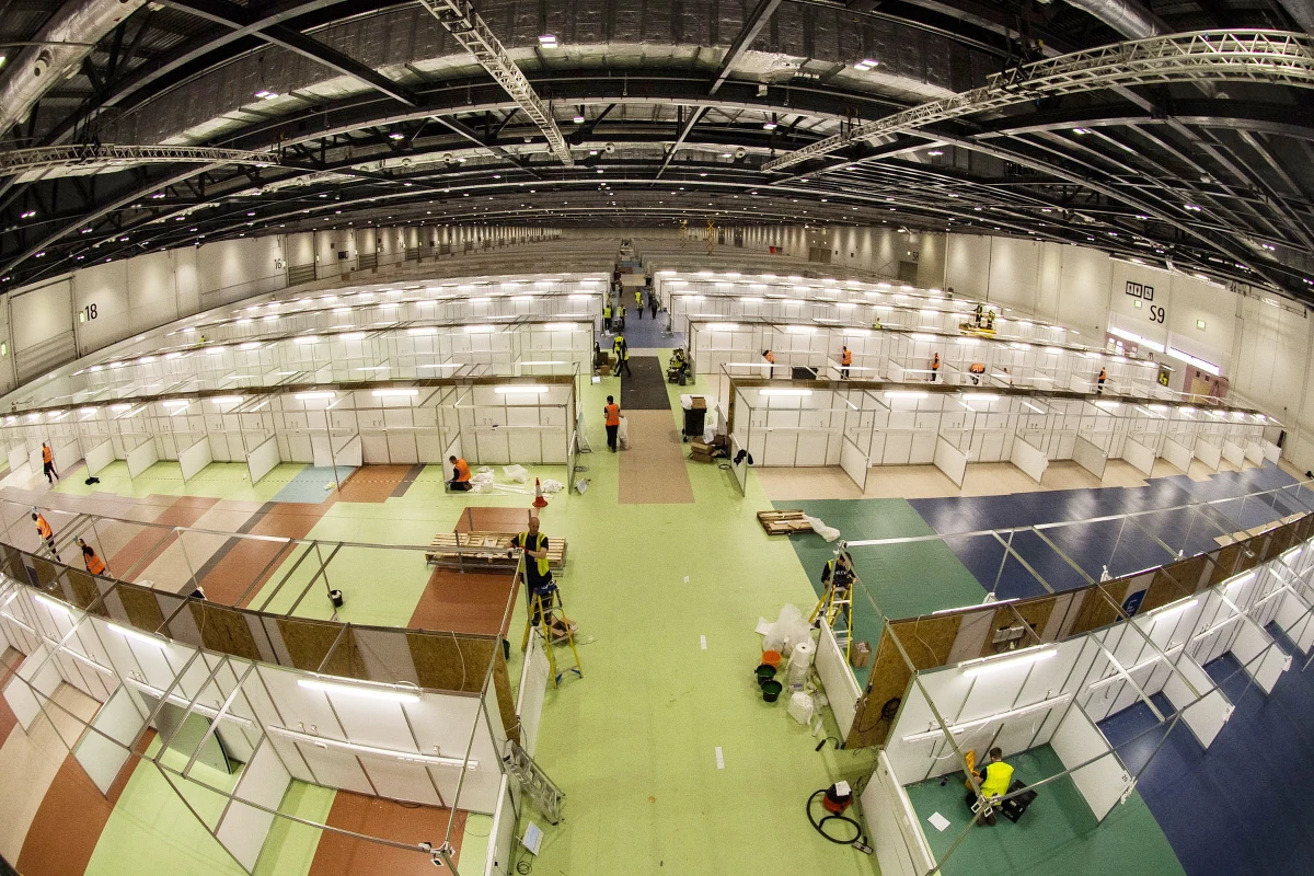 Pierwszy z kilku tymczasowych szpitali dla chorych na Covid-19 został w piątek otwarty we wschodnim Londynie. Powstał on w zaledwie dziewięć dni.