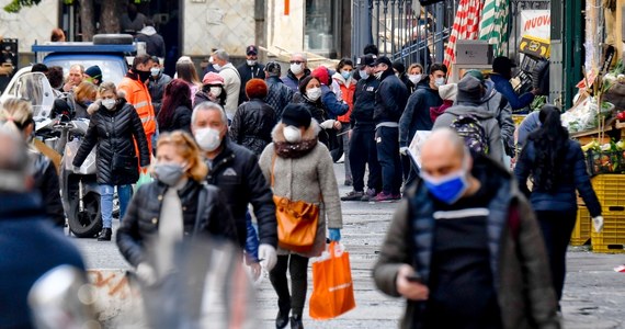 Zdjęcia zatłoczonych targów i ulic w Neapolu publikują w sobotę na pierwszych stronach włoskie gazety. Podkreślają, że nie są tam przestrzegane restrykcyjne przepisy, zabraniające wychodzenia z domu bez ważnej potrzeby i nakazujące zachowanie odległości.