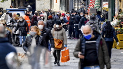 Zatłoczone targi, tłumy na ulicach. Neapol nie boi się koronawirusa?