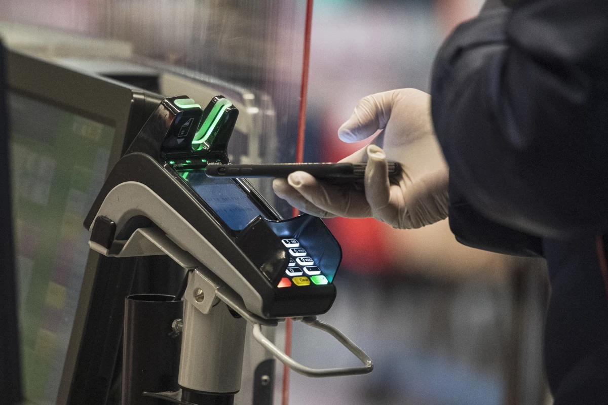 Mimo obaw dotyczących ograniczania prywatności rządy zachodnich państw opracowują technologie, by przy pomocy danych z telefonów komórkowych lepiej identyfikować, a następnie izolować zakażonych obywateli - pisze amerykański dziennik "Wall Street Journal".