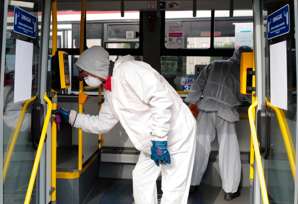 Młodzi powinni z dużą pokorą podchodzić do tego wirusa. To nie jest zwykła grypa i każdy organizm reaguje inaczej - podkreśla w rozmowie z sobotnim  "Plus Minus" minister środowiska Michał Woś, który zachorował na koronawirusa.