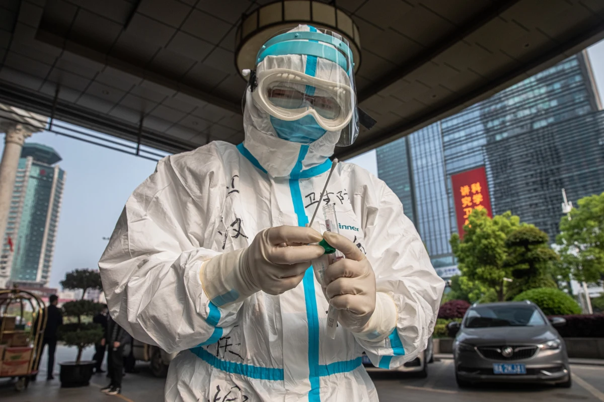 ​10 tygodni po wprowadzeniu bezprecedensowej kwarantanny mieszkańcy miasta Wuhan w środkowych Chinach, gdzie doszło do wybuchu pandemii koronawirusa, z niecierpliwością czekają na całkowite zniesienie surowych ograniczeń wychodzenia z domów. Wciąż obawiają się jednak wirusa i apelują do Europejczyków: nie wychodźcie z domów.