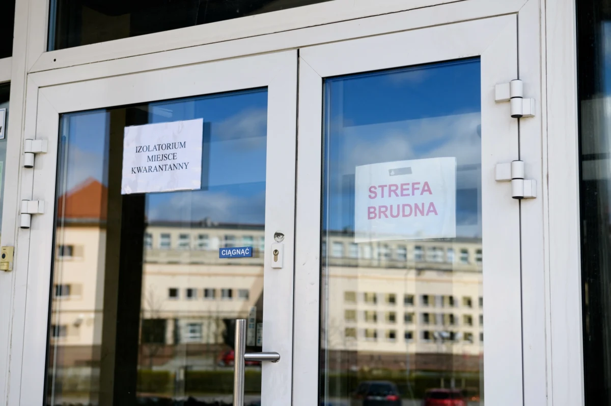 "Mamy informację, że jednoimienne szpitale wypełniają się już pacjentami zakażonymi koronawirusem, dlatego uruchamiamy następne" - poinformował wiceminister zdrowia Waldemar Kraska.