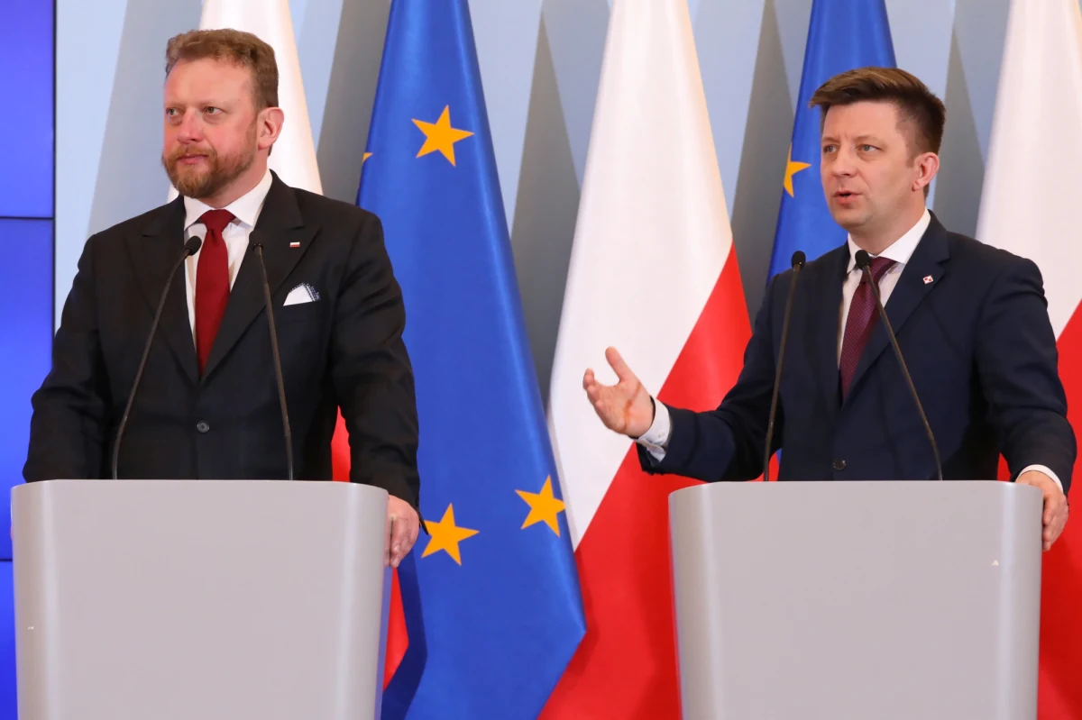 “30 mln maseczek medycznych, 28 mln masek z filtrami Hepa, 17,5 mln kompletów rękawic jednorazowych, ponad 1,5 mln kombinezonów ochronnych, blisko 2 mln gogli - to tylko zakupy, kontraktacje z ostatnich 10 dni" - poinformował szef KPRM Michał Dworczyk.