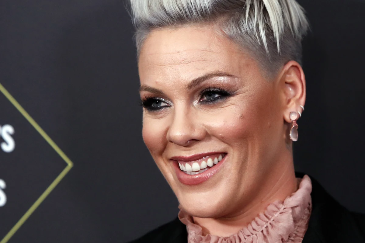 Pink poinformowała w mediach społecznościowych, że udało jej się pokonać koronawirusa. Negatywny wynik testu ma także jej 3-letni syn Jameson. Teraz artystka przeznacza milion dolarów na walkę z pandemią.