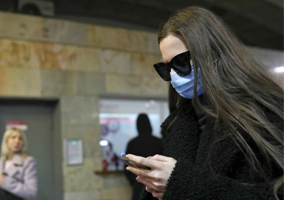 Wygląda na to, że obrazki znane nam z ulic państw azjatyckich, znane zresztą nie od czasu obecnej epidemii, ale dużo, dużo wcześniej, zaczną się upowszechniać i w naszej części świata. Prawdopodobnie już niedługo widok osoby w maseczce na ulicy, w komunikacji miejskiej czy w pracy w tzw. zachodnim świecie stanie się czymś absolutnie normalnym, nawet pożądanym. Powoli kończy się spór o sensowność stosowania takiej formy zabezpieczenia przed rozprzestrzenianiem wirusa. Wszystko, co może zmniejszyć ryzyko infekcji, godne jest uwagi.