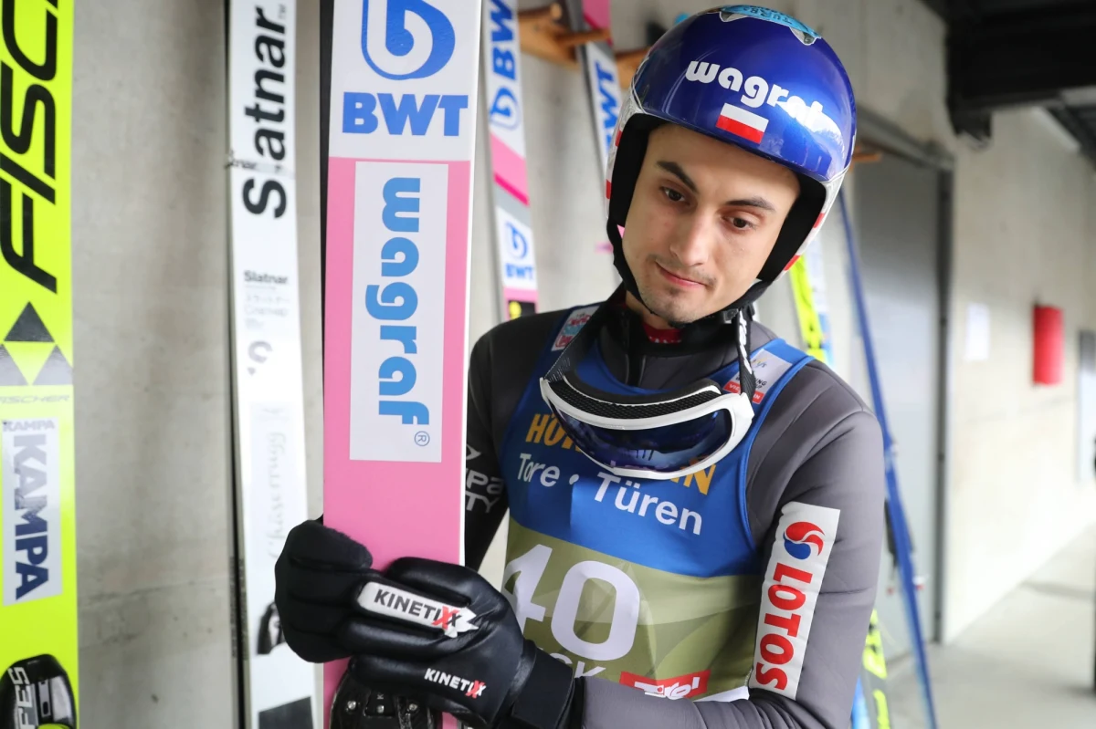 "Oczywiście każdego dnia pojawiały się pokusy, żeby wyjść na spacer, poruszać się, coś potrenować" - mówi skoczek narciarski Maciej Kot, który ma za sobą dwutygodniową kwarantannę. W rozmowie z Patrykiem Serwańskim opowiedział o swoich przemyśleniach związanych z trwającą epidemią. Przyznał, że pod koniec sezonu Pucharu Świata nie był w najlepszej dyspozycji. "Z jednej strony po decyzji o przerwaniu sezonu czułem sportową złość, ale także ulgę" - mówi Maciej Kot. 