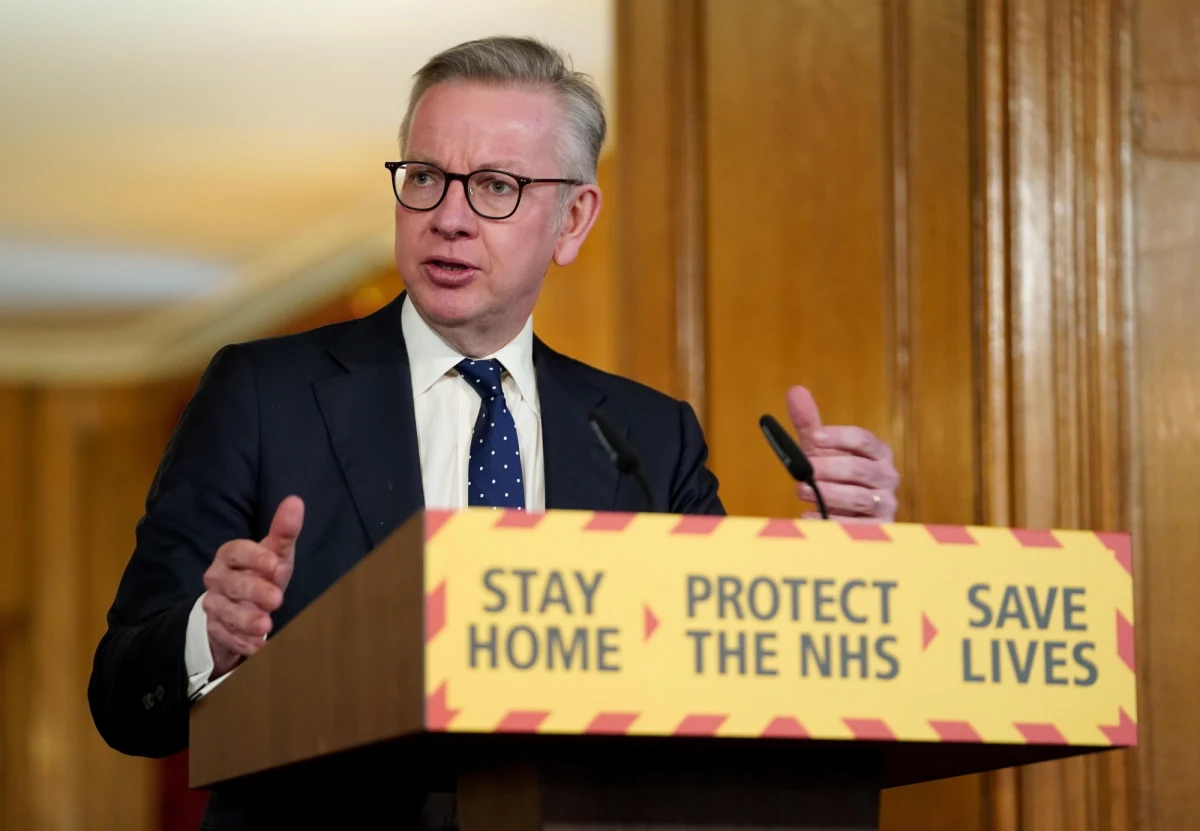 Michael Gove, minister bez teki w rządzie Borisa Johnsona, stwierdził, że krążące w internecie teorie spiskowe mówiące o rozsiewaniu koronawirusa za pomocą masztów sieci 5G to "niebezpieczny, fałszywy nonsens".