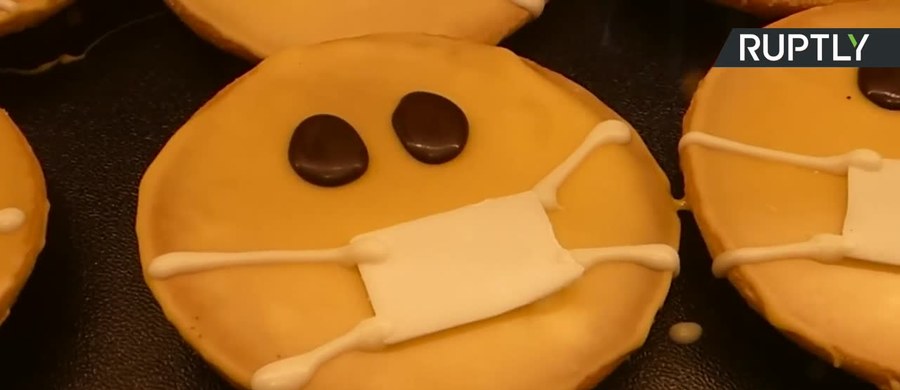 W jednej z cukierni w Dortmundzie w Niemczech można dostać wypieki dowcipnie nawiązujące do obecnej sytuacji na świecie. To ciastka wyglądem przypominające emotikonki w maseczkach ochronnych. 