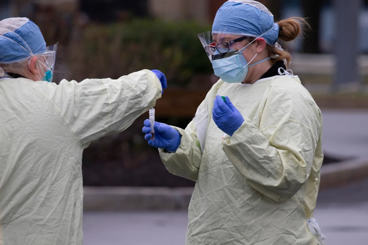 W USA zdiagnozowano do soboty już ponad 300 tys. przypadków koronawirusa z łącznych ok. 1,1 mln na świecie. Oznacza to, że mniej więcej co czwarta osoba z wykrytym Covid-19 mieszka w Stanach Zjednoczonych.