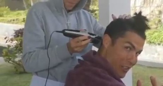 Słynny piłkarz portugalski Cristiano Ronaldo w czasie pandemii koronawirusa nie może odwiedzać zakładów fryzjerskich. Musi radzić sobie sam. W mediach społecznościowych zamieścił filmik pokazujący, jak jego partnerka pomaga mu przy fryzurze.