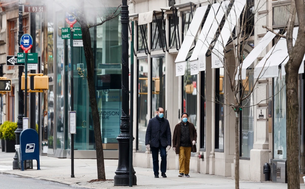 Co najmniej 8476 osób zmarło w Stanach Zjednoczonych z powodu koronawirusa - wynika z najnowszych danych Uniwersytetu Johnsa Hopkinsa w Baltimore w stanie Maryland. Sobota była kolejnym już w USA dniem z ponad tysiącem ofiar śmiertelnych Covid-19.