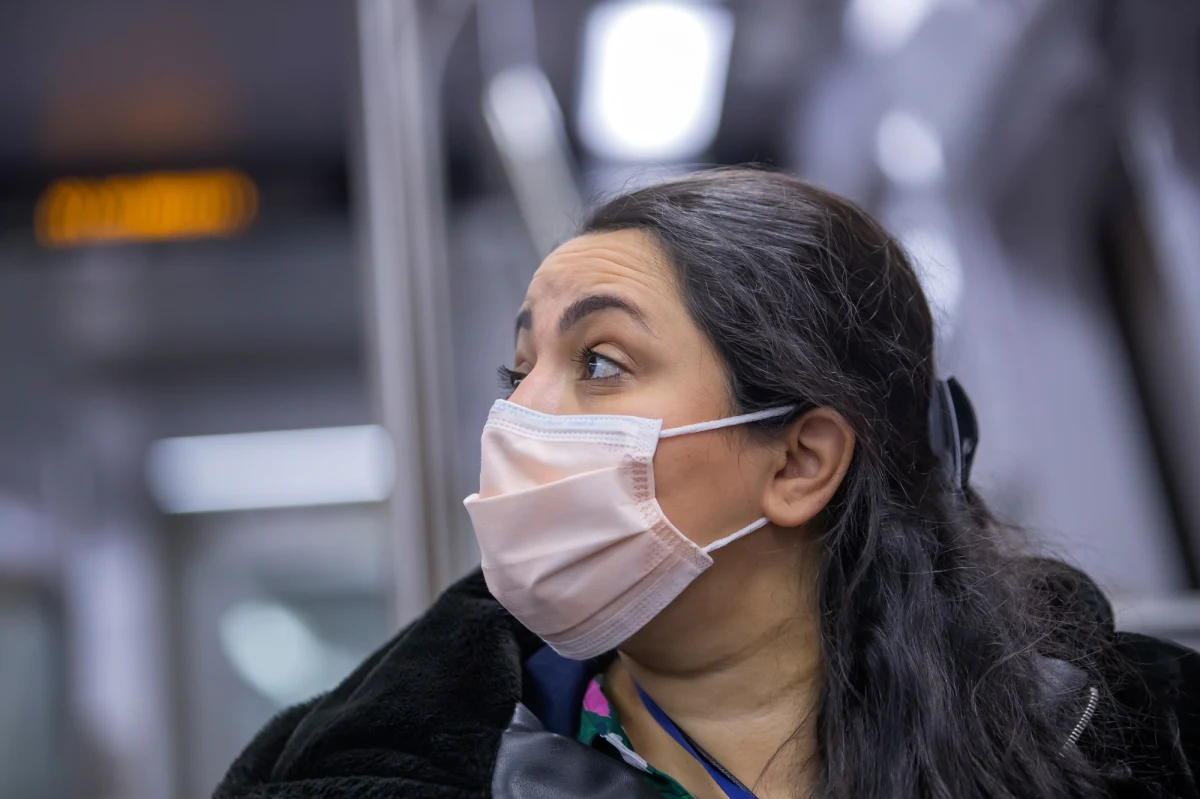 Mieszkająca w Nowym Jorku polska pulmonolog dr Iwona Rawinis porównała rozprzestrzenianie się koronawirusa do rozpędzonego pociągu, którego nie daje się zatrzymać. Wg specjalistki izolacja ma kluczowe znaczenie, a używanie masek, nawet domowego wyrobu, w miejscach publicznych również ogranicza transmisję wirusa.