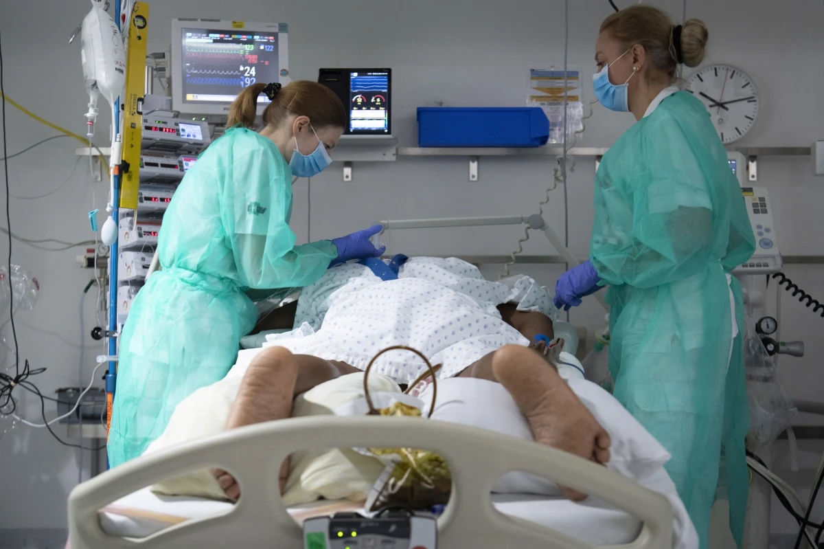 Polska nie wyklucza przyjmowania chorych zarażonych koronawirusem z innych krajów, takich jak Włochy czy Hiszpania, którym brakuje łóżek na intensywnej terapii - donosi dziennikarka RMF FM Katarzyna Szymańska-Borginon. Chodzi o udział w nowym unijnym mechanizmie transgranicznego leczenia, który będzie koordynowany i finansowany przez Brukselę. 