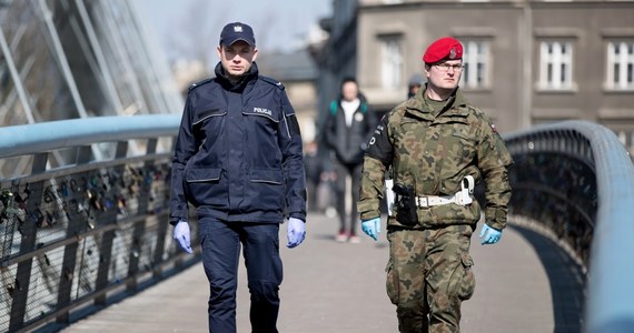 20 tys. zł kary musi zapłacić mieszkaniec powiatu gryfickiego, który złamał zasady kwarantanny. I to kilka razy. Za każdym razem jak policjanci go odwiedzali, nie było go w domu. Na zapłatę kary ma 7 dni.