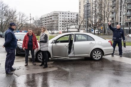 Zdjęcie ilustracyjne Gliniarze odcinek 443 "Bagażnik"