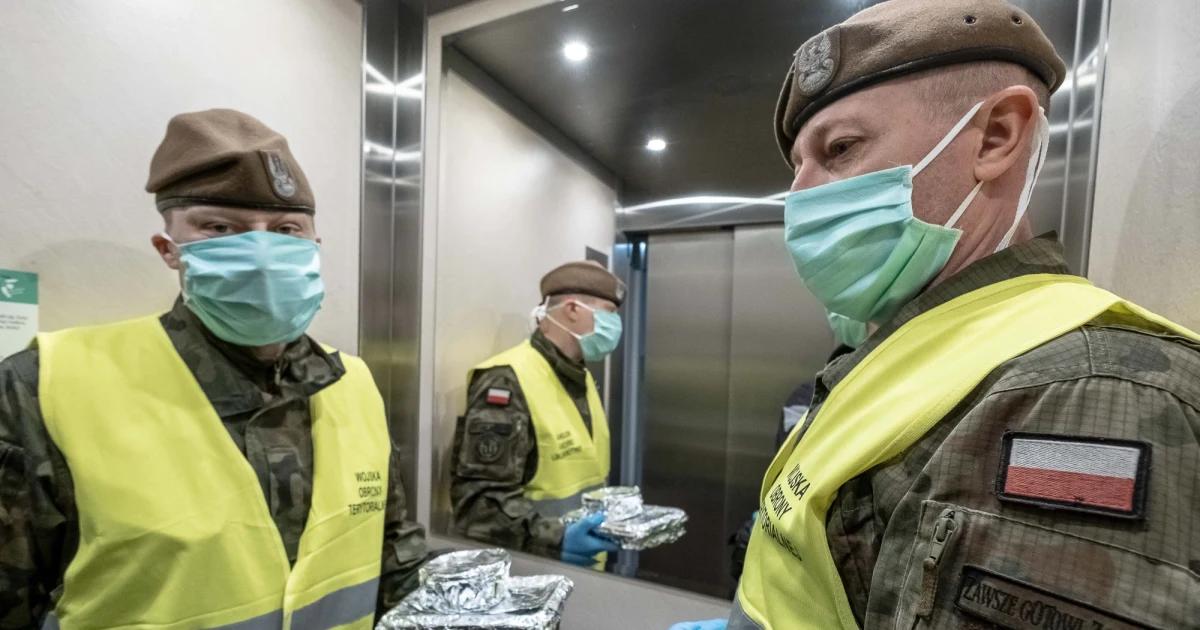 Nabór do służby wojskowej ciągle trwa, pomimo epidemii. Zainteresowanych nie brakuje, bo spędzając czas w domach przed komputerami, szukają pracy - pisze poniedziałkowa "Rzeczpospolita".