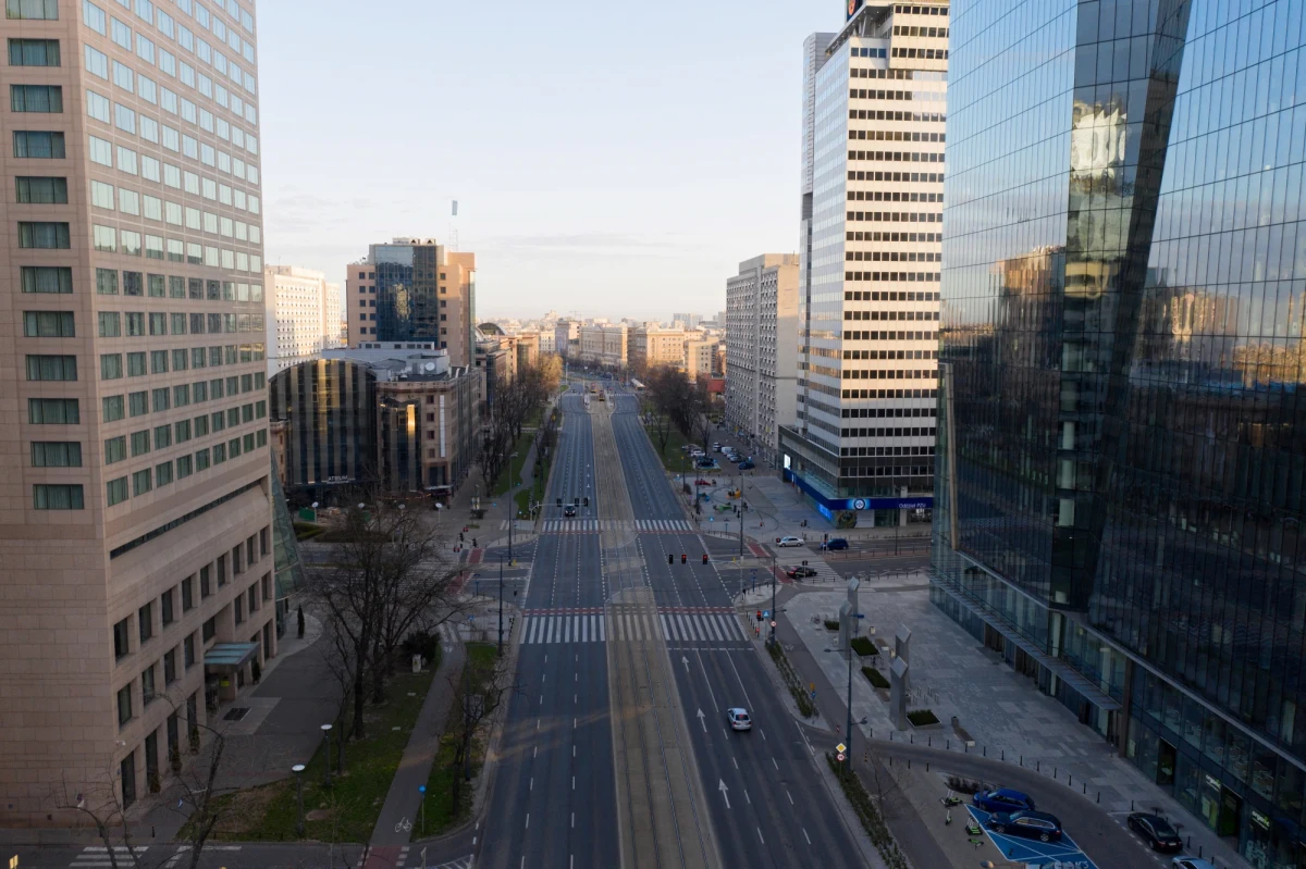 Choć ruch na drogach drastycznie spadł, to liczba zabitych w wypadkach jest niemal taka jak dawniej - podaje w poniedziałek "Dziennik Gazeta Prawna". Według danych policji między 24 lutego a 1 marca na drogach zginęło 37 osób, a w ostatnim tygodniu marca ofiar było niewiele mniej – 33.