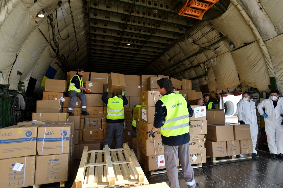 W związku z nagłym wzrostem zapotrzebowania na wyroby medyczne, spowodowanym pandemią nowego koronawirusa, kraje rywalizują o ich dostawy z Azji. Niektóre państwa uważają, że USA przejmują ich zamówienia i nie postępują uczciwe. Berlin mówi nawet o "współczesnym piractwie".