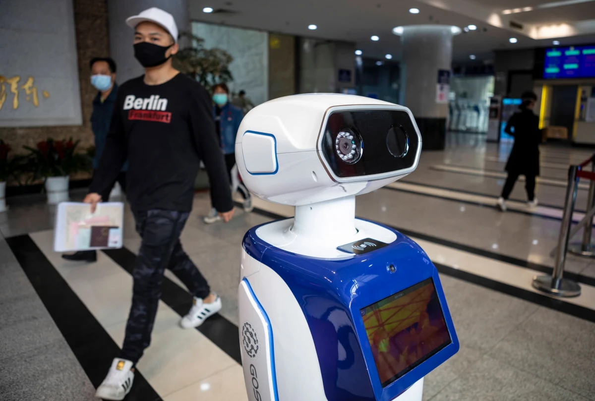 W walkę z rozprzestrzeniającym się koronawirusem zaangażowane zostały roboty. Zastępują one ludzi przy dezynfekcji miast, ale też przygotowują żywność na masową skalę, dostarczają podstawowe produkty ludziom przebywającym w kwarantannie i mierzą temperaturę.