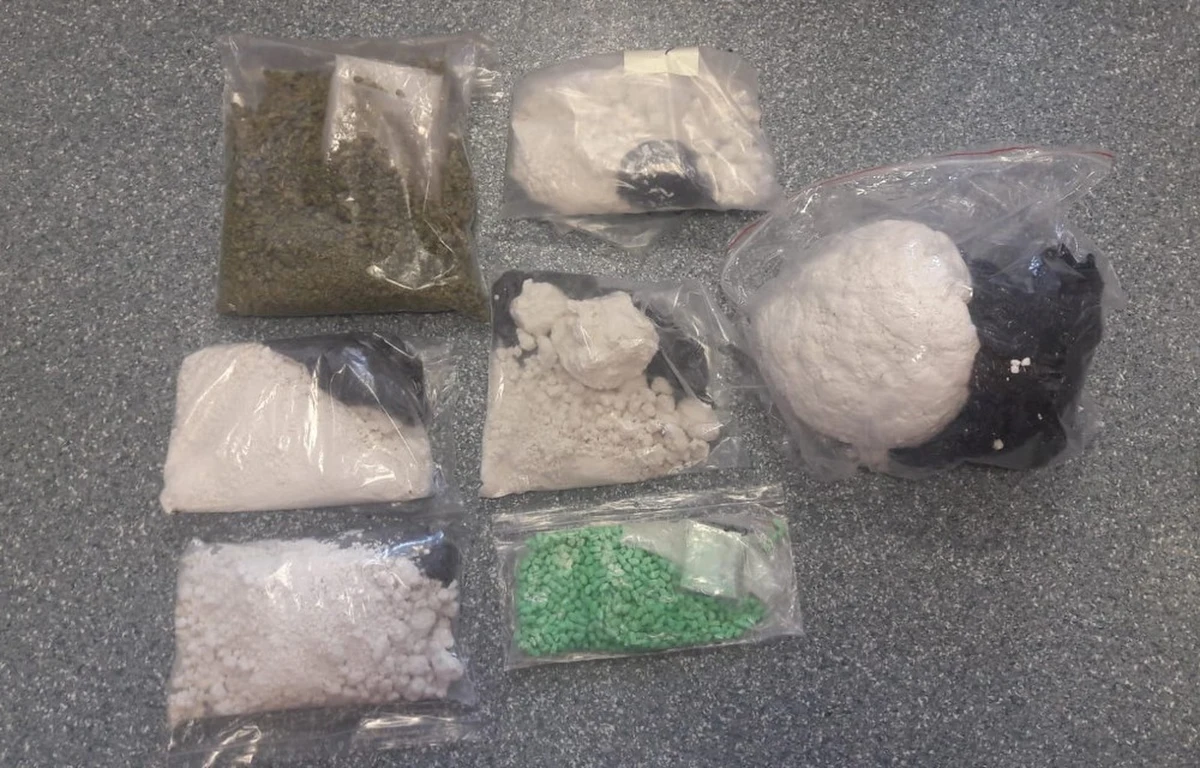 U 47-latka kryminalni zabezpieczyli ponad 8 kilogramów amfetaminy, 842 tabletki ecstasy, 300 gramów marihuany o czarnorynkowej wartości około pół miliona złotych – poinformowała w poniedziałek asp. Kamila Szulc z Komendy Rejonowej Policji V.