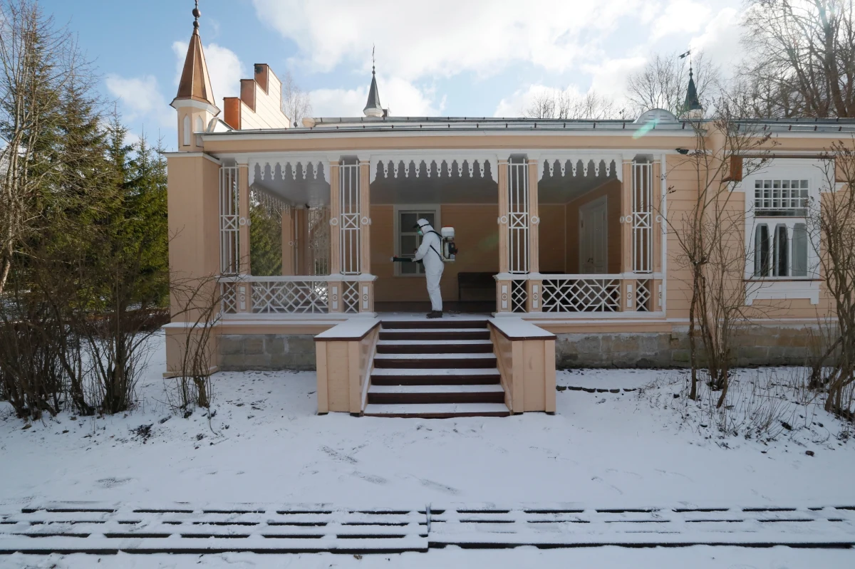 Rosyjski urząd sanitarny Rospotriebnadzor rozpoczął od poniedziałku płatne testy na obecność koronawirusa dla mieszkańców Moskwy i regionu moskiewskiego. Badanie jest przeprowadzane w domu, ma być dostępne dla wszystkich chętnych.