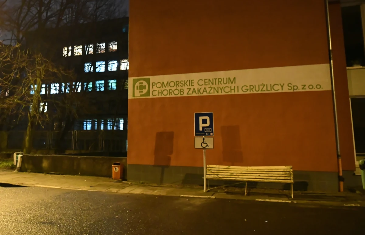Izba przyjęć Pomorskiego Centrum Chorób Zakaźnych i Gruźlicy w Gdańsku została zamknięta. Testy potwierdziły obecność koronawirusa u jednego z lekarzy pracującego w szpitalu. Pacjenci z podejrzeniem COVID-19 są kierowani do innych placówek. 