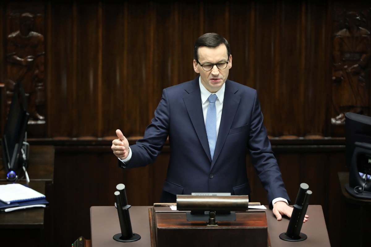 "Spodziewamy się, że szczyt zachorowań jest przed nami - gdzieś w maju, czerwcu. Na tym etapie rozwoju koronawirusa wiemy, że musimy być cały czas poddani ogromnej dyscyplinie" - mówił w Sejmie premier Mateusz Morawiecki.
