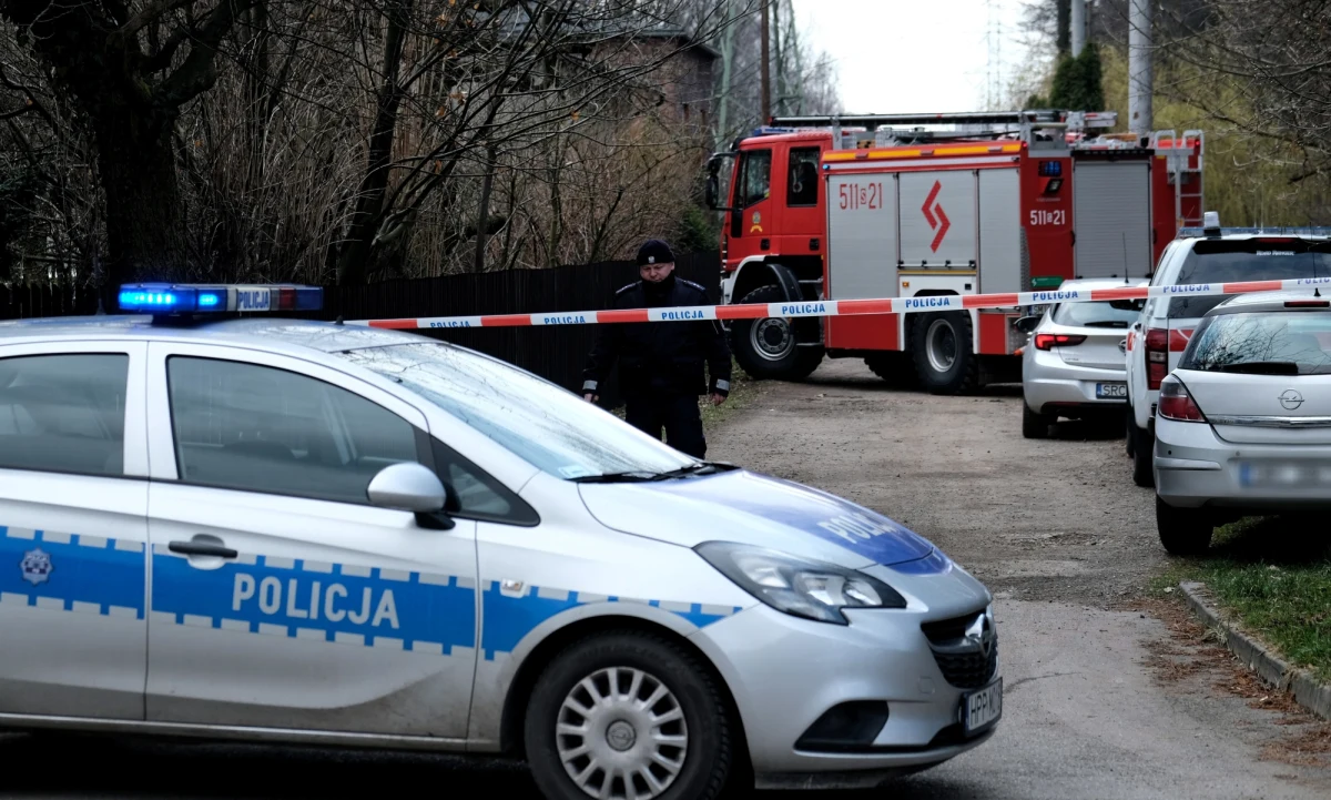 Dotychczasowe ustalenia śledztwa wskazują, że sprawcą tragedii w Orzeszu był ojciec rodziny. Mężczyzna miał udusić swoją dziewięcioletnią córkę, ranić żonę, a następnie popełnić samobójstwo, zadając sobie rany w okolice serca - podała w poniedziałek prokuratura. W sobotę śledczym udało się przesłuchać żonę mężczyzny, która została przewieziona do szpitala.