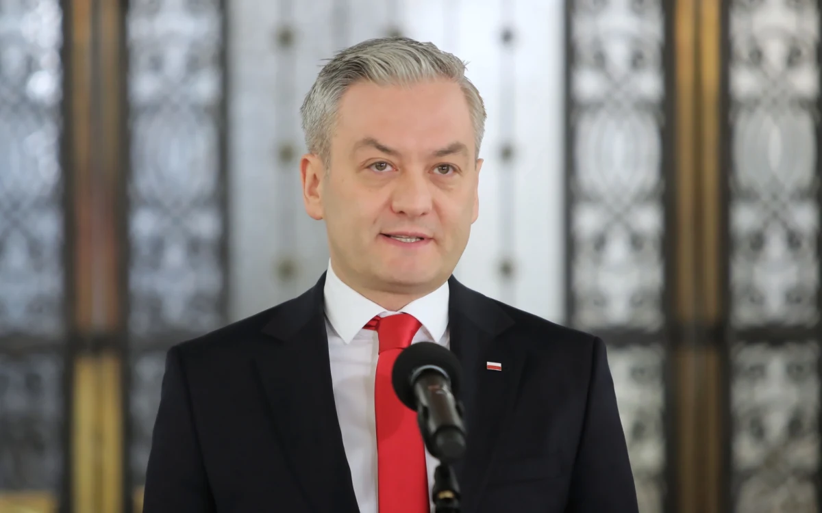 Przekażmy pieniądze na organizację wyborów na walkę z koronawirusem, na wsparcia dla osób, które dzisiaj tracą pracę - powiedział kandydat Lewicy na prezydenta Robert Biedroń. 