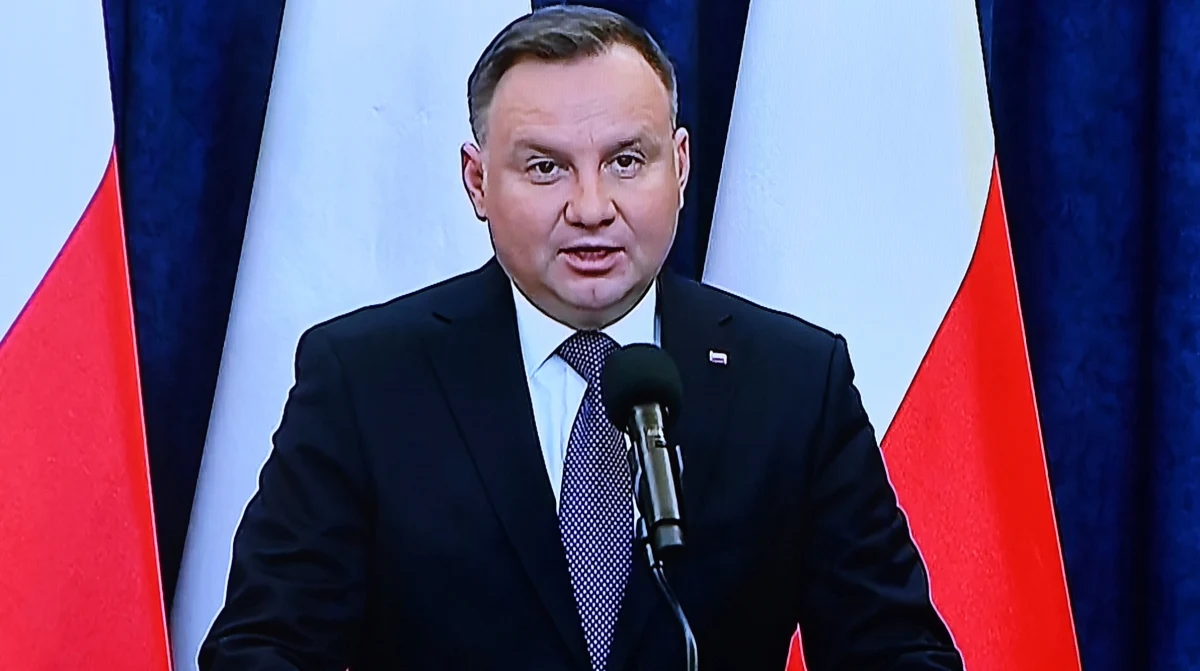 Rozpoczynamy akcję "Kupuj świadomie produkt polski" i apelujemy, by kupować polskie produkty - mówił w poniedziałek na konferencji prezydent Andrzej Duda. Wspiera to rozwój gospodarki, walkę z kryzysem, wspiera też naszych przedsiębiorców - dodał.