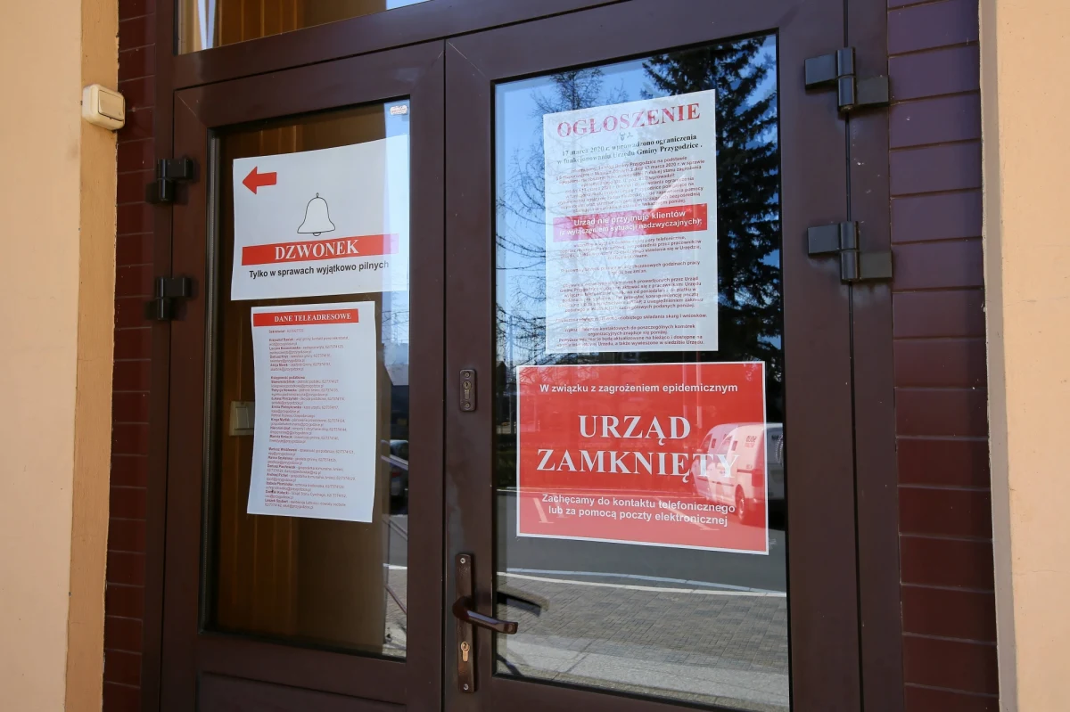 Rzecznik Małych i Średnich Przedsiębiorców apeluje w liście do kierownictwa urzędów państwowych i samorządowych o bezzwłoczne przywrócenie pracy w podległych im urzędach. Przywrócenia miałoby nastąpić przy zachowaniu procedur bezpieczeństwa wynikających z rozporządzenia o przeciwdziałaniu epidemii, aby zapewnić funkcjonowanie gospodarki.