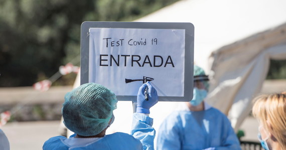 Podczas ostatniej doby w Hiszpanii zanotowano 637 nowych ofiar śmiertelnych koronawirusa. Łącznie zmarło w tym kraju już 13055 osób - poinformowało hiszpańskie ministerstwo zdrowia.