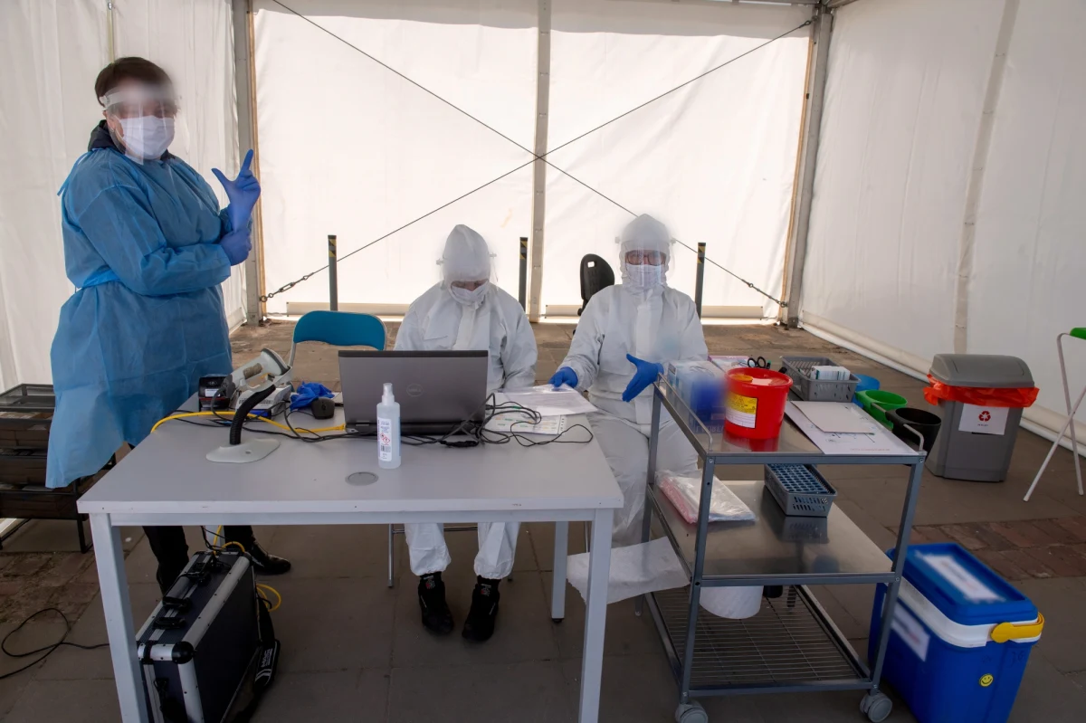 Prezes Urzędu Rejestracji Produktów Leczniczych Grzegorz Cessak zaapelował w poniedziałek do społeczeństwa, aby nie kupować testów na COVID-19 do samodzielnego stosowania w warunkach domowych. Nie ulegajmy nieuczciwym ofertom – zaleca.