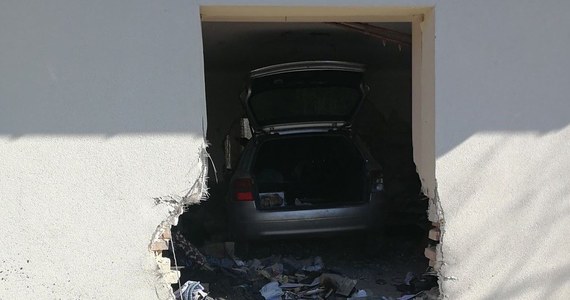 Osobowy samochód wjechał do domu w Sochaczewie na Mazowszu. Ranne zostały dwie osoby - kierowca i mieszkaniec budynku.